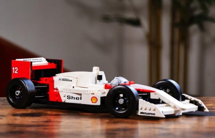 We made the McLaren F1 of Ayrton Senna in Lego, our images of the kit of 693 pieces