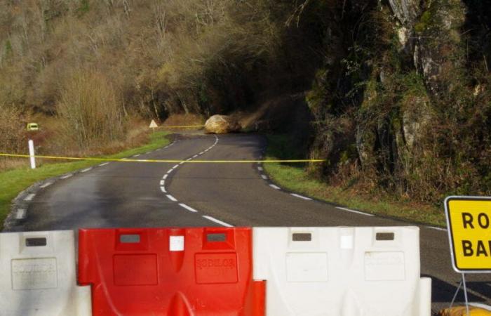 the RD 1516 closed to traffic after a landslide