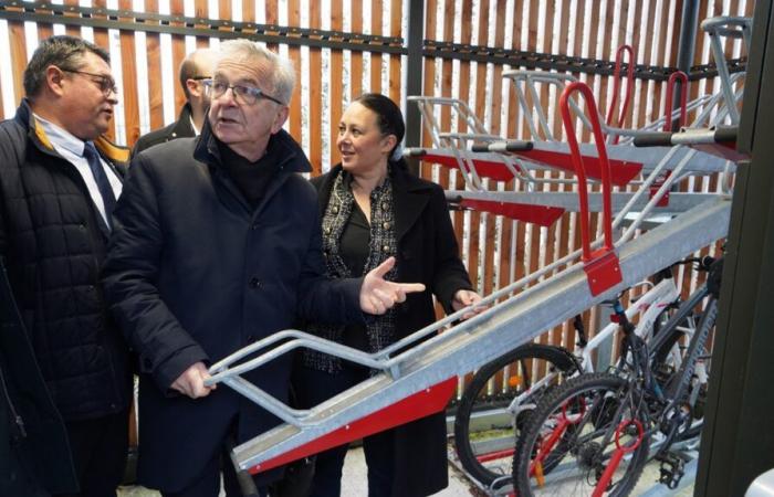 The first retrofitted bus in Indre-et-Loire and a secure bicycle shelter inaugurated in Langeais