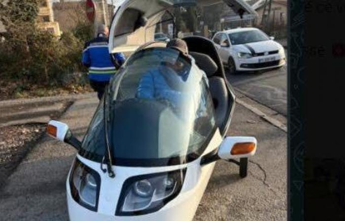 Metropolis of Lyon. Rocket, motorcycle? What is this funny vehicle controlled by the Dardilly gendarmes