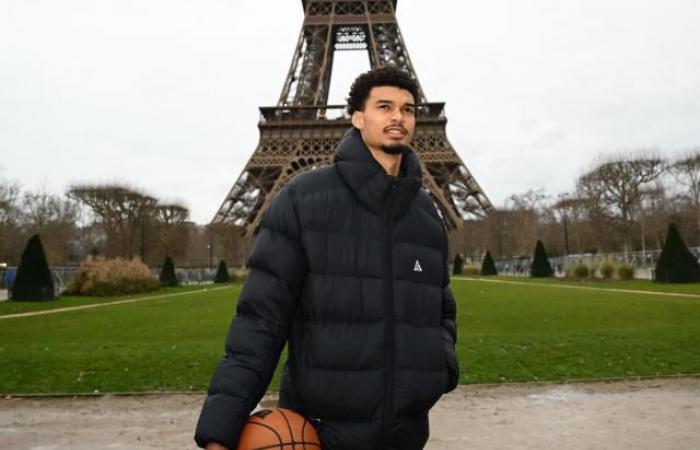 Victor Wembanyama and the Spurs made the traditional photo in front of the Eiffel Tower