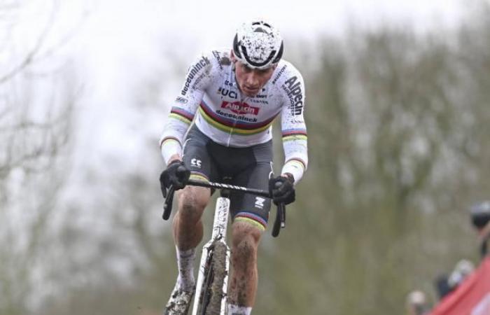 Mathieu Van der Poel pastor Wout Van Aert in Maasmechelen