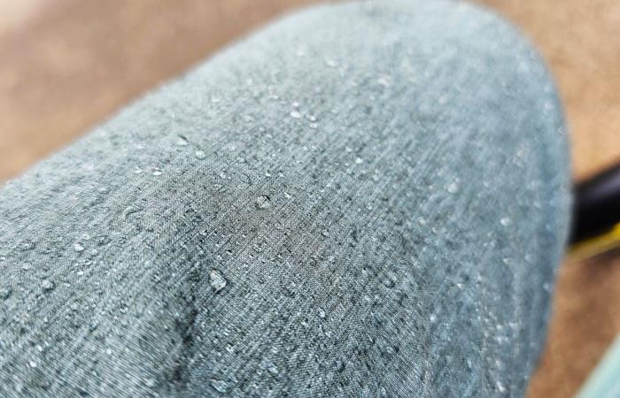 We tested these ultra-effective cycling overpants against rain and cold for 6 months: 100% convinced