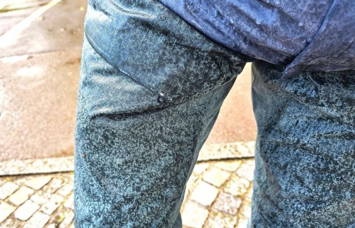 We tested these ultra-effective cycling overpants against rain and cold for 6 months: 100% convinced