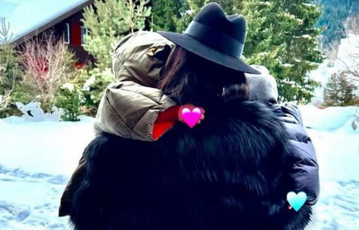 Naomi Campbell takes advantage of snow with her children