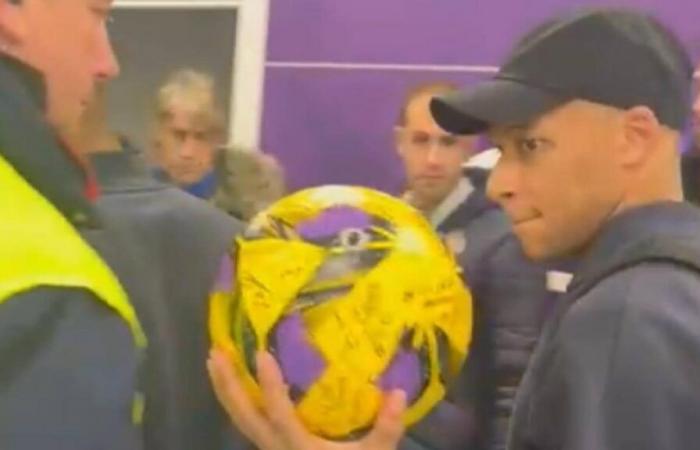 The signatures in the Mbappé ball for the hat-trick: “Pressing Monster”, “ooh la la”, “direct to Paris” …