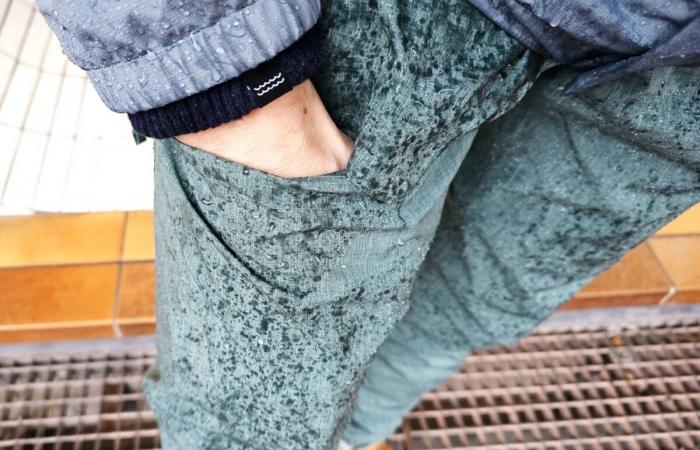 We tested these ultra-effective cycling overpants against rain and cold for 6 months: 100% convinced