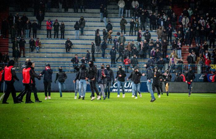 SM Caen. Supporters invade the pitch after the defeat against Guingamp