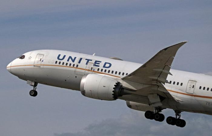 suddenly, a United Airlines Boeing loses altitude causing six injuries