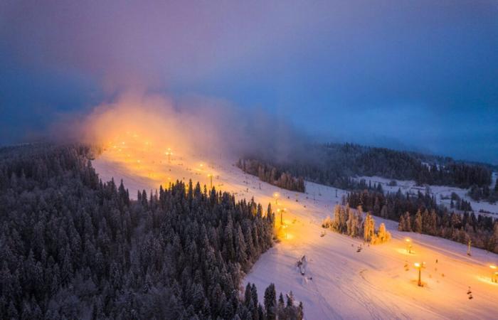 Enjoy the night alpine skiing in these stations near Annecy and descend the slopes under the stars!