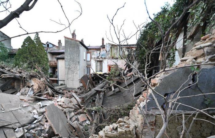 An abandoned house collapses in Toulouse, in progress to find potential occupants