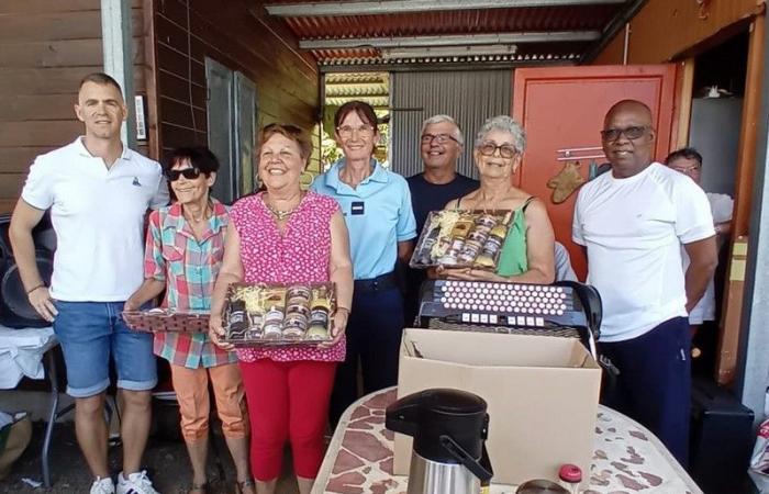 Reunion: giving gifts to widows.