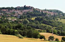Labeled “small town of character”, this fortified village of Puy-de-Dôme offers a superb panorama