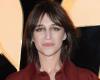 In her suit that is much too big for her, Charlotte Gainsbourg pays homage to the style of her illustrious parents