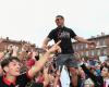 VIDEO. Stade Toulousain: Antoine Dupont improvises a giant paquito in the crowd, crazy sequence during the Brennus celebration at Place du Capitole
