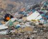 Gaza fighting: Residents live near huge piles of rubbish