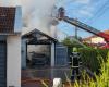 A garage on fire forces the evacuation of the occupants of two houses in Riorges