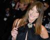 With a hood over her hair and no makeup, Carla Bruni sings with ease