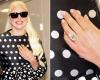 Lady
      Gaga
      Flashes
      Diamond
      Engagement
      Ring
      from
      Michael
      Polansky
      in
      Venice:
      See
      the
      Huge
      Stone!