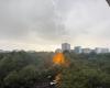 Lightning
      strikes
      a
      tree
      in
      Montparnasse
      cemetery…
      despite
      the
      presence
      of
      the
      tower
      next
      to
      it