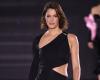 Femme fatale, Iris Mittenaere opts for a transparent corset bodysuit and a (very) slit micro-skirt