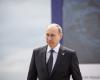 Vladimir Putin brandishes nuclear threat again