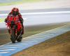 Bagnaia and Martín lead between two showers