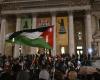 Hundreds of people in front of the Brussels Stock Exchange to pay tribute to the Palestinian and Lebanese victims