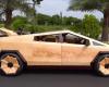 He builds a wooden Tesla Cybertruck, this makes Elon Musk react!