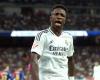 Brazil coach comes to Vinicius' aid