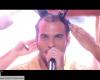 Amir shaves his head on stage at the “NRJ Music Awards” and leaves Nikos Aliagas stunned