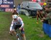 Eli Iserbyt receives a beer in the face during a race in Oudenaarde, the author apprehended (video)