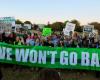 Thousands of women march for their rights and for Harris