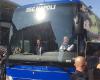 Napoli bus arrived at Maradona, enthusiastic fans! The chants begin: “I’ll be with you”