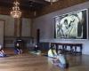 VIDEO – Yoga in a museum among master paintings to take care of yourself