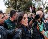 insulted by local residents and covered in mud, Queen Letizia in tears among the crowd