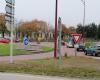 Why plaques were installed in the Penesme roundabout in Cherbourg