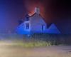 A fire in progress in the outbuilding of a house in Cotentin, police and firefighters on site