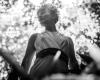 Leader of the folk scene, Karen Lano in an intimate concert at the Bohin workshops in Orne