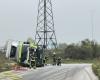 Drome. A heavy refrigerated truck overturns on a bend: traffic disrupted