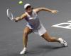 WTA Masters: Swiatek wins, but must wait