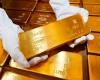 Gold plunges almost 3% and the dollar rises