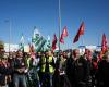 hundreds of demonstrators against the closure of the Cholet and Vannes factories, the minister of industry insulted