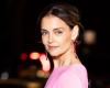 Once again, Katie Holmes proves her sense of style with a colorful look