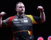 VIDEO. Dimitri Van den Bergh easily wins the first match at the Grand Slam of Darts, Mike De Decker immediately falls