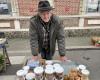 At 80, he sells the production of his black bees on the largest market in Orne