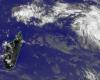 The tropical disturbance 2,490km from Reunion Island, no threat to inhabited lands