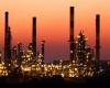 Oil pares losses on short-term supply shortfall