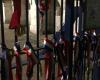 Rouen: elected officials hang their scarves on the prefecture gates to protest against the draft budget