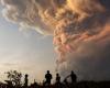 the spectacular images of the nine km column of ash during the eruption of the Lewotobi Laki-Laki volcano (video)